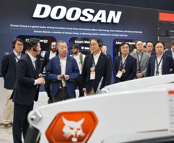 박정원 두산그룹 회장(앞줄 왼쪽에서 두 번째)이 경영진과 함께 ‘콘엑스포 2026’ 현장에서 두산밥캣 부스를 살펴보고 있다. /두산 제공