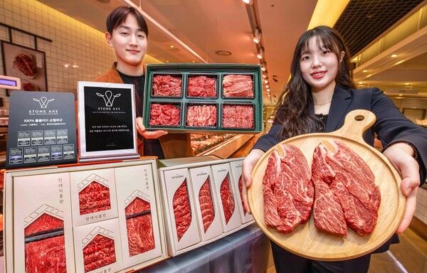 현대백화점 무역센터점 식품관에 마련된 100% 순혈 와규 전용 코너에서 직원들이 와규 상품을 소개하고 있다. /현대백화점 제공
