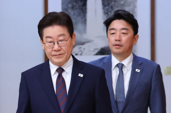 이재명 대통령이 9일 청와대에서 열린 중동 상황 관련 비상경제점검회의에 입장하고 있다. /사진=뉴시스