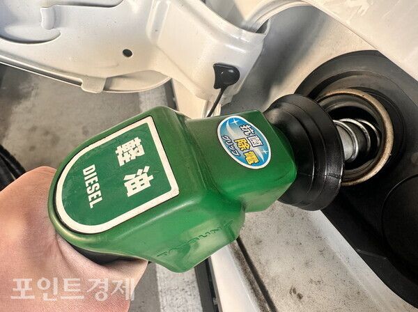 일본 주유소에서 차량에&nbsp; 주유하는 모습/사진=박진우 특파원 ⓒ포인트경제
