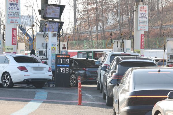 중동 사태로 기름값이 치솟으며 운전자들 사이에 '주유런'이라는 신조어까지 등장해 저렴한 주유소로 차량 행렬이 이어지고 있다. 사진은 서울 서초구 한 주유소 모습 / 사진=뉴시스 (포인트경제)