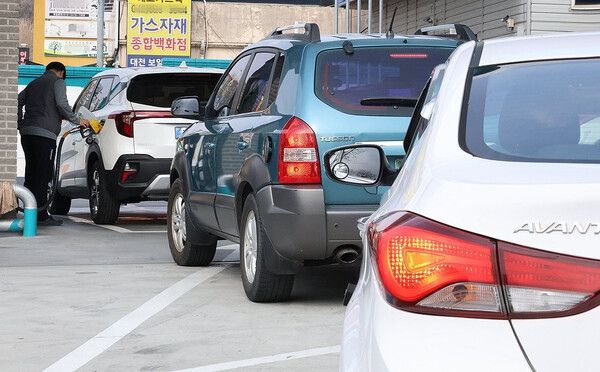 미국과 이스라엘의 이란 공습 여파로 국내 주유소와 휘발유 가격 급등, 대전 대덕구의 한 저렴한 주유소 풍경 / 사진=연합뉴스 (포인트경제)