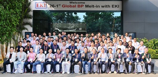 LG전자&nbsp;이재현&nbsp;글로벌오퍼레이션센터장(첫 줄 왼쪽에서 8번째) 등 LG전자와 협력사 임직원들이 인도 현지 공장을 살펴본 뒤 기념사진을 찍고 있다. /LG전자 제공