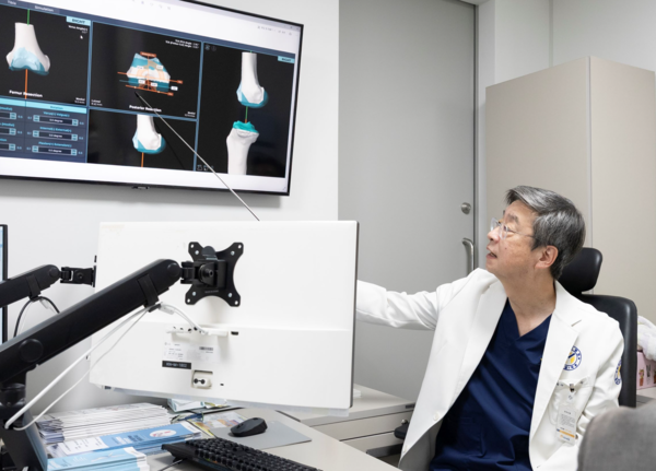 연세사랑병원 고용곤 병원장이 OnKnee-U를 보며 설명하고 있다./연세사랑병원 제공