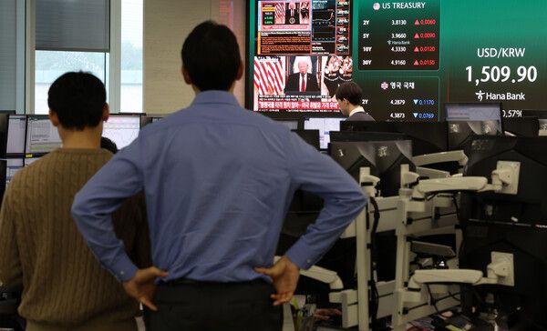 지난&nbsp;2일 오전 서울 중구 하나은행 딜링룸에 도널드 트럼프 미국 대통령의 대국민 연설 중계방송이 나오고 있다. /사진=뉴시스