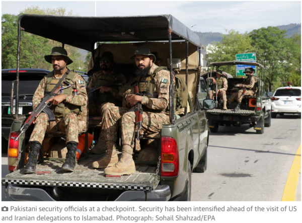 파키스탄 보안 관계자들이 검문소에서 경비를 서고 있다. 미국과 이란 대표단의 이슬라마바드 방문을 앞두고 보안이 강화되었다./가디언지 갈무리