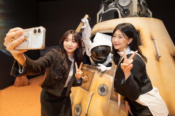 10일&nbsp;오전,&nbsp;서울&nbsp;영등포구에&nbsp;위치한&nbsp;더현대&nbsp;서울&nbsp;지하&nbsp;1층&nbsp;'고흥우주항공축제'&nbsp;팝업스토어에서&nbsp;고객들이&nbsp;기념사진을&nbsp;촬영하고&nbsp;있다. /현대백화점 제공