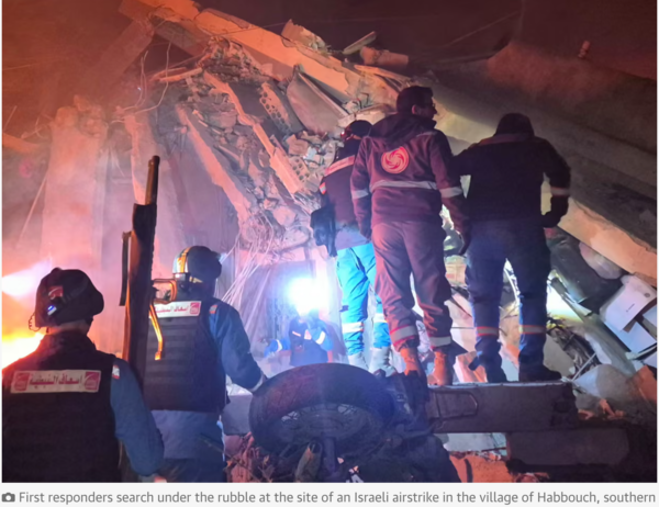 구조대원들이 레바논 남부 하부쉬 마을에서 발생한 이스라엘 공습 현장의 잔해 아래를 수색하고 있다. /가디언 갈무리