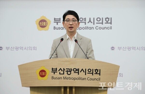 국민의힘 주진우 국회의원이 10일 오전 11시 30분 부산시의회 브리핑룸에서 긴급 기자회견을 열고 이날 더불어민주당 부산시장 후보로 나선 전재수 의원의 통일교 금품 의혹 무혐의 발표와 관련해 선거 일정에 맞춘 결론이라며 강하게 반발하고 있다. (사진=윤선영) ⓒ포인트경제