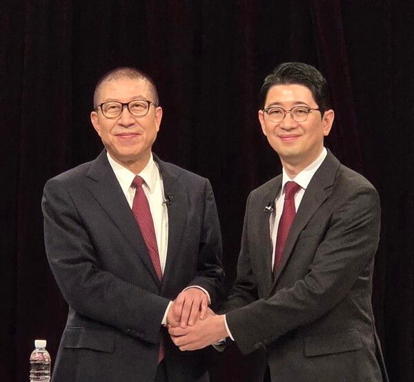 7일 저녁 KNN 비전 토론회에 앞서 박형준 부산시장(왼쪽)과 주진우 국회의원이 손을 맞잡고 있다. /KNN