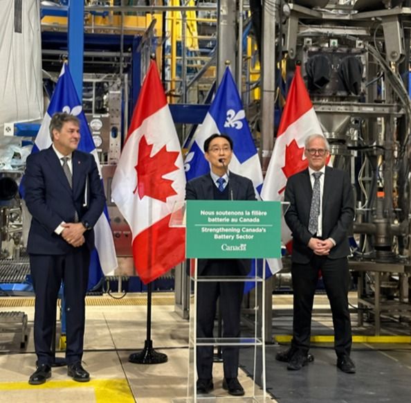에코프로 캐나다법인장 오상영 상무(가운데)가 캐나다 에너지 천연자원부 끌로드 그웨 의원(왼쪽), 캐나다 공공안전부 쟈크 람세이 의원(오른쪽)과 함께 배터리 R&D 과제 인센티브 지원 공식 발표 행사에 참여하고 있다. /에코프로 제공