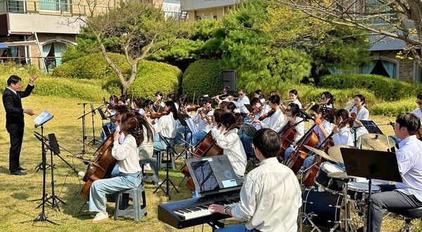 지난 11일, 포항제철소 포스필하모닉오케스트라가 포항 호텔 영일대 잔디광장에서 찾아가는 클래식 ‘영일대 블라썸’ 연주회를 진행했다. 사진=포스코 포항제철소(포인트경제)