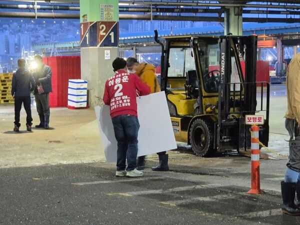 국민의힘 이용운 서구 부산시의원 예비후보가 최근 새벽 공동어시장을 방문해 상인들에게 인사를 건네고 있다. /이용운 페북&nbsp;