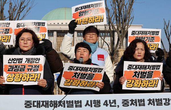 이미선 민주노총 노동안전보건위원장이 지난 1월 27일 오전 서울 여의도 국회 앞에서 열린 중대재해처벌법(중처법) 시행 4년, 중처법 엄정집행 처벌강화 촉구 전국 동시다발 기자회견에 참석해 여는발언을 하고 있다. /사진=뉴시스