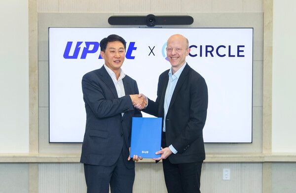 오경석 두나무 대표(왼쪽)와 제레미 알레어 써클 대표(오른쪽)가 13일 서울 서초구 두나무에서 열린 '국내 디지털자산 혁신 및 교육 위한 MOU'에서 기념 촬영을 하고 있다. [사진=두나무] (포인트경제)