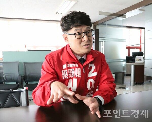 국민의힘 부산시의원 서구 예비후보로 나선 이용운 후보가 최근 본지와 인터뷰를 갖고 인구 소멸 위기의 서구를 관광·문화 도시로 되살리겠다는 포부를 밝히고 있다. (사진=윤선영) ⓒ포인트경제