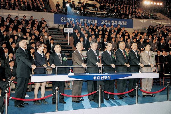 1997년 3월 24일, SK텔레콤으로의 사명 변경 및 신 CI 선포식을 진행하는 모습. [사진=SKT] (포인트경제)