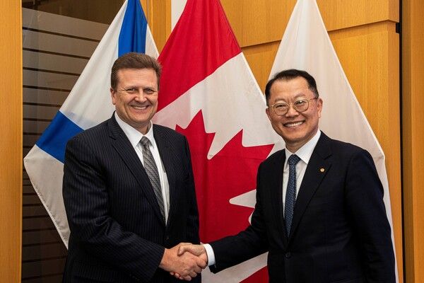 한화오션 김희철 대표(오른쪽)와 어빙조선소 더크 레스코 사장이 면담을 마친 뒤 기념촬영을 하고 있다. /사진제공=한화오션