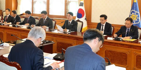 김민석 국무총리가 14일 오후 서울 종로구 정부서울청사에서 열린 공명선거 관계장관회의를 주재하고 있다. /사진=뉴시스