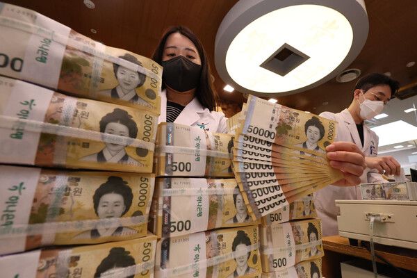 하나은행 위변조대응센터에서 직원이 원화를 정리하고 있다. /사진=뉴시스