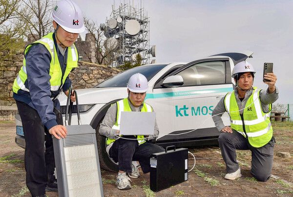 KT&nbsp;직원들이 산불조심기간 긴급복구훈련을 실시하는 모습. [사진=KT] (포인트경제)