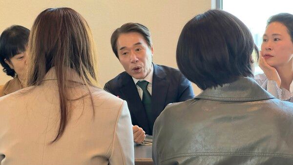 최윤홍 부산교육감 예비후보(둘째 줄 가운데)가 15일 강서구에서 학부모 간담회를 열고 현장 의견을 청취하고 있다. /최윤홍 캠프