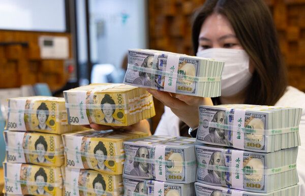 지난 3일 서울 중구 하나은행 위변조대응센터에서 직원이 원화와 달러를 정리하고 있다. /사진=뉴시스