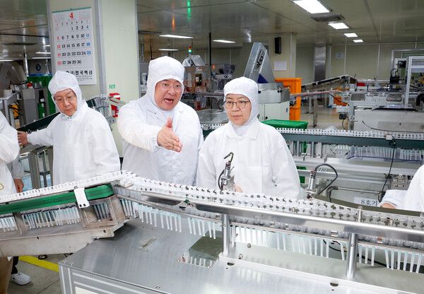 정은경 보건복지부 장관이 지난 15일 경기도 안산시 단원구 한국백신 공장을 찾아 주사기 제품 제조 공정을 살펴보고 있다. /사진=뉴시스