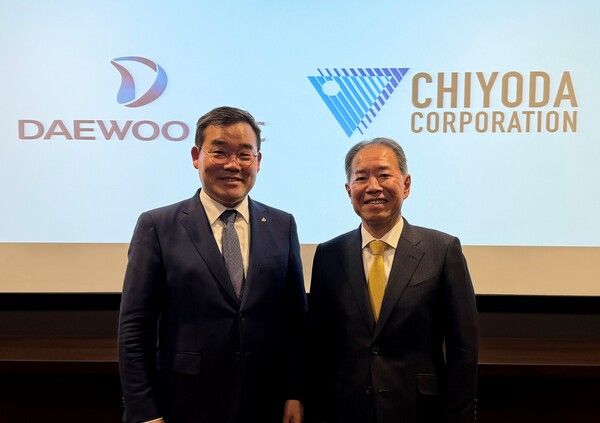 (왼쪽부터) 대우건설 대표이사 김보현, 오른쪽 치요다 대표이사 코지 오타 /대우건설 제공