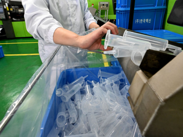 지난 15일 경기도 안산시 단원구 한국백신 공장에서 만들어진 주사기 부품을 작업자가 점검하고 있다. /사진=뉴시스