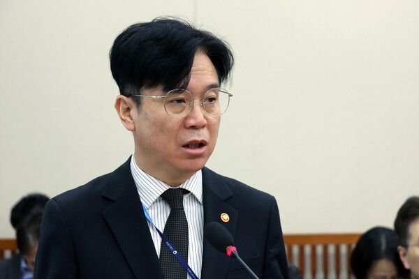 김영훈 고용노동부 장관이 2일 서울 여의도 국회에서 열린 기후에너지환경노동위원회 전체회의에서 추경 제안설명을 하고 있다. /사진=뉴시스
