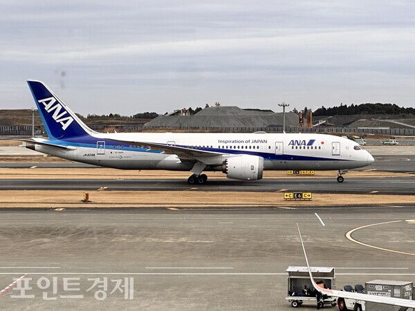 유류할증료 인상을 예고한 ANA 여객기가 공항 활주로를 이동하고 있다/사진=박진우 특파원 ⓒ포인트경제