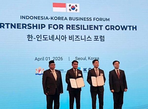 두나무 대표와 ICEx 그룹 대표가 1일 서울 신라호텔에서 열린 한-인도네시아 비즈니스 포럼에서 MOU를 체결하고 기념촬영을 하고 있다. /두나무 제공