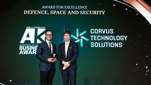 로스&nbsp;그레고리&nbsp;주한&nbsp;호주상공회의소&nbsp;회장(오른쪽)이&nbsp;닉&nbsp;윌리엄스&nbsp;코버스&nbsp;CEO(왼쪽)에게&nbsp;상을&nbsp;수여하고&nbsp;있다.&nbsp; /사진제공=한화에어로스페이스