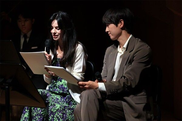 지난 18일 예술의전당에서 열린 장애·비장애 통합 실내악 연주단 ‘가온 솔로이스츠’의 제7회 정기연주회에 나레이터로 출연한 배우 송중기와 케이티 사운더스 부부 모습 /사진제공=HS효성