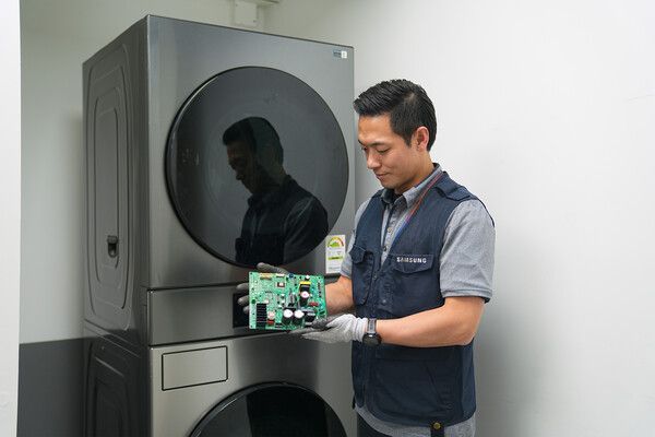 삼성전자서비스 엔지니어가 세탁기를 점검하는 모습 /삼성전자서비스 제공