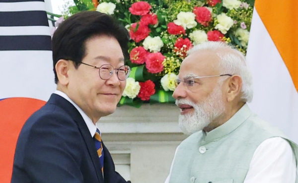 이재명 대통령과 나렌드라 모디 인도 총리가 20일(현지 시간) 뉴델리 영빈관 하이데라바드 하우스에서 공동언론발표를 마친 뒤 악수하고 있다. /사진=뉴시스