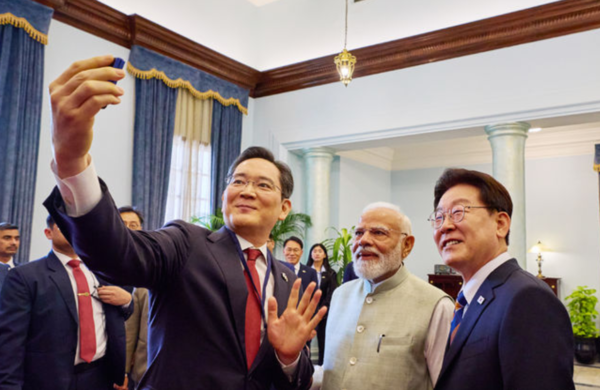 인도를 국빈 방문 중인 이재명 대통령과 이재용 삼성전자 회장이 20일 뉴델리 영빈관 하이데라바드 하우스에서 열린 나렌드라 모디 총리 주최 오찬 및 한-인도 경제인 대화에서 모디 총리와 함께 인도 노이다 공장에서 생산한 갤럭시Z플립7으로 셀카를 찍고 있다. /사진=뉴시스