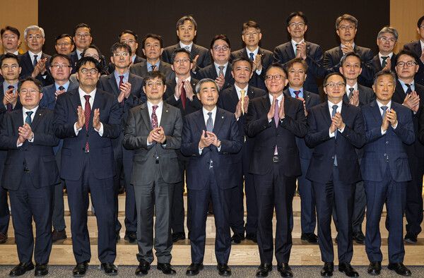 신현송(앞줄 가운데) 신임 한국은행 총재가 21일 오전 서울 중구 한국은행에서 열린 취임식에서 기념촬영을 하고 있다. /사진=뉴시스