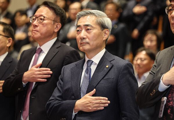 신현송 신임 한국은행 총재가 21일 오전 서울 중구 한국은행에서 열린 취임식에서 국민의례 하고 있다. /사진=뉴시스