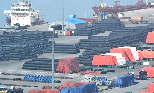 지난&nbsp;3일 경기 평택시 포승읍 평택항 야적장에 철강제품이 쌓여있는 모습. /사진=뉴시스