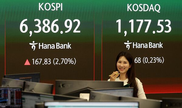 21일 오후 서울 중구 하나은행 딜링룸 전광판에 장중 코스피 지수가 6386.92를 나타내고 있다. /사진=뉴시스