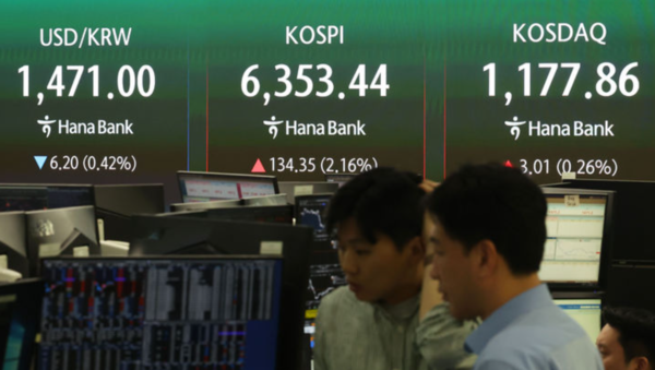 &nbsp;21일 오전 서울 중구 하나은행 딜링룸 /사진=뉴시스