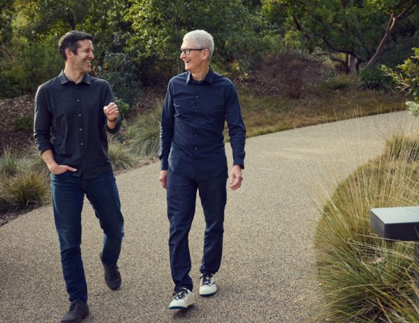 Apple Park에서 만난 팀 쿡과 존 터너스. /애플 갈무리