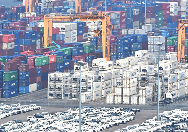 지난 1일 경기 평택시 포승읍 평택항에 수출입 컨테이너가 쌓여있는 모습 /사진=뉴시스