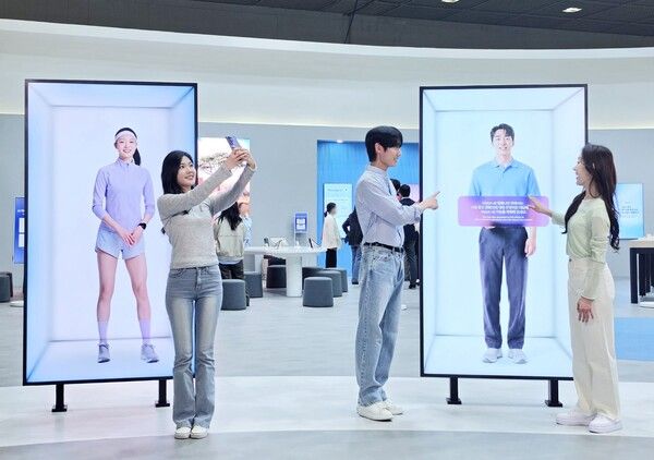 '2026 월드IT쇼' 삼성전자관에서 관람객들이 무안경 3D 디스플레이 '스페이셜 사이니지'를 체험하는 모습 /사진제공=삼성전자