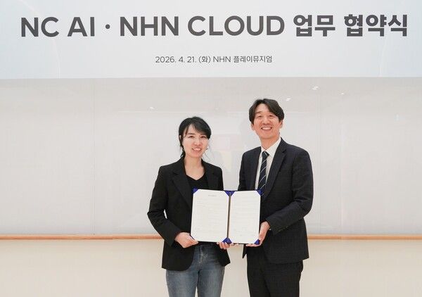 피지컬&nbsp;AI 전문 기업&nbsp;NC AI가 지난 21일&nbsp;NHN 클라우드와&nbsp;AI 솔루션 및 클라우드 인프라 기반의 공동 사업 추진을 위한 전략적 업무협약을 체결했다고 밝혔다. (왼쪽부터) NC AI 이연수 대표, NHN클라우드 김동훈 대표. [사진=NC AI] (포인트경제)