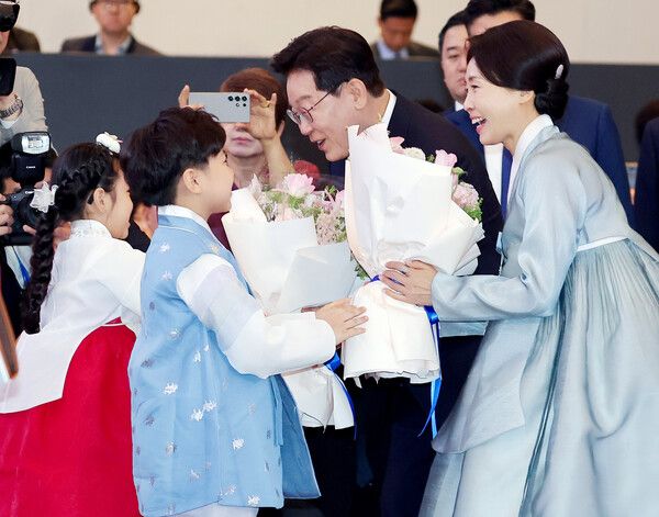 베트남을 국빈 방문 중인 이재명 대통령과 김혜경 여사가 22일(현지 시간) 하노이 한 호텔에서 열린 동포 오찬 간담회에서 화동들에게 꽃다발을 받고 있다. /사진=뉴시스