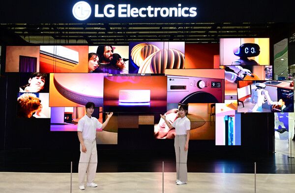 '2026 월드IT쇼' LG전자 부스 내&nbsp;홈오피스&nbsp;공간에서&nbsp;AI&nbsp;홈&nbsp;허브&nbsp;‘씽큐&nbsp;온’을&nbsp;중심으로&nbsp;AI&nbsp;가전과&nbsp;IoT&nbsp;기기들이&nbsp;유기적으로&nbsp;연동돼 자동&nbsp;제어되는&nbsp;AI&nbsp;홈&nbsp;라이프를&nbsp;경험하고 있다.&nbsp;/사진제공=LG전자