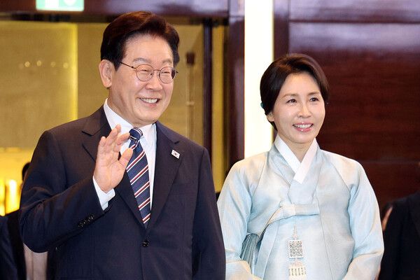 베트남을 국빈 방문 중인 이재명 대통령과 김혜경 여사가 22일(현지 시간) 하노이 한 호텔에서 열린 동포 오찬 간담회에 입장하고 있다. /사진=뉴시스